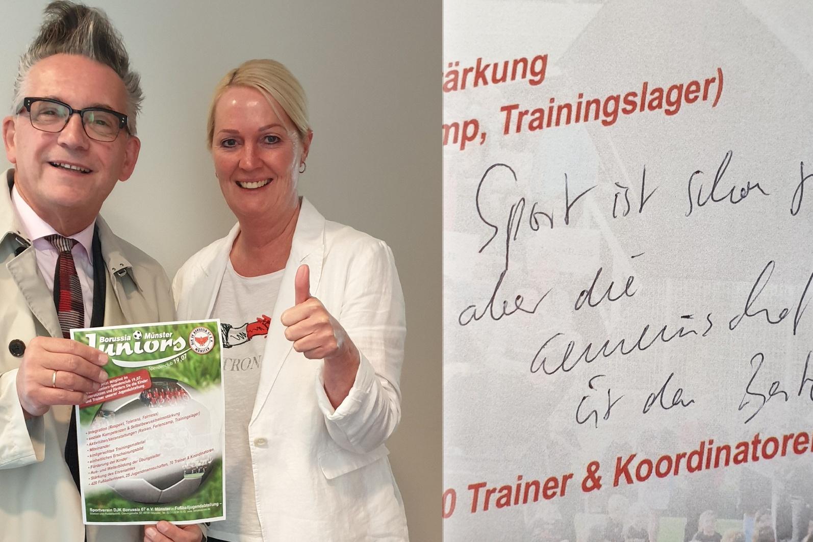Zwei Personen posieren lächelnd mit einem Trainingslager-Flyer, daneben ein handschriftlicher Text auf Papier.
