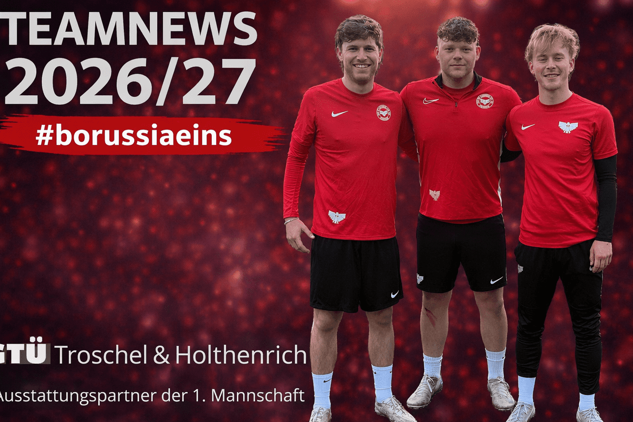 Drei Fußballspieler in roten Trikots stehen auf einem Platz; Hintergrund mit "Teamnews 2026/27" und Sponsorenlogo.
