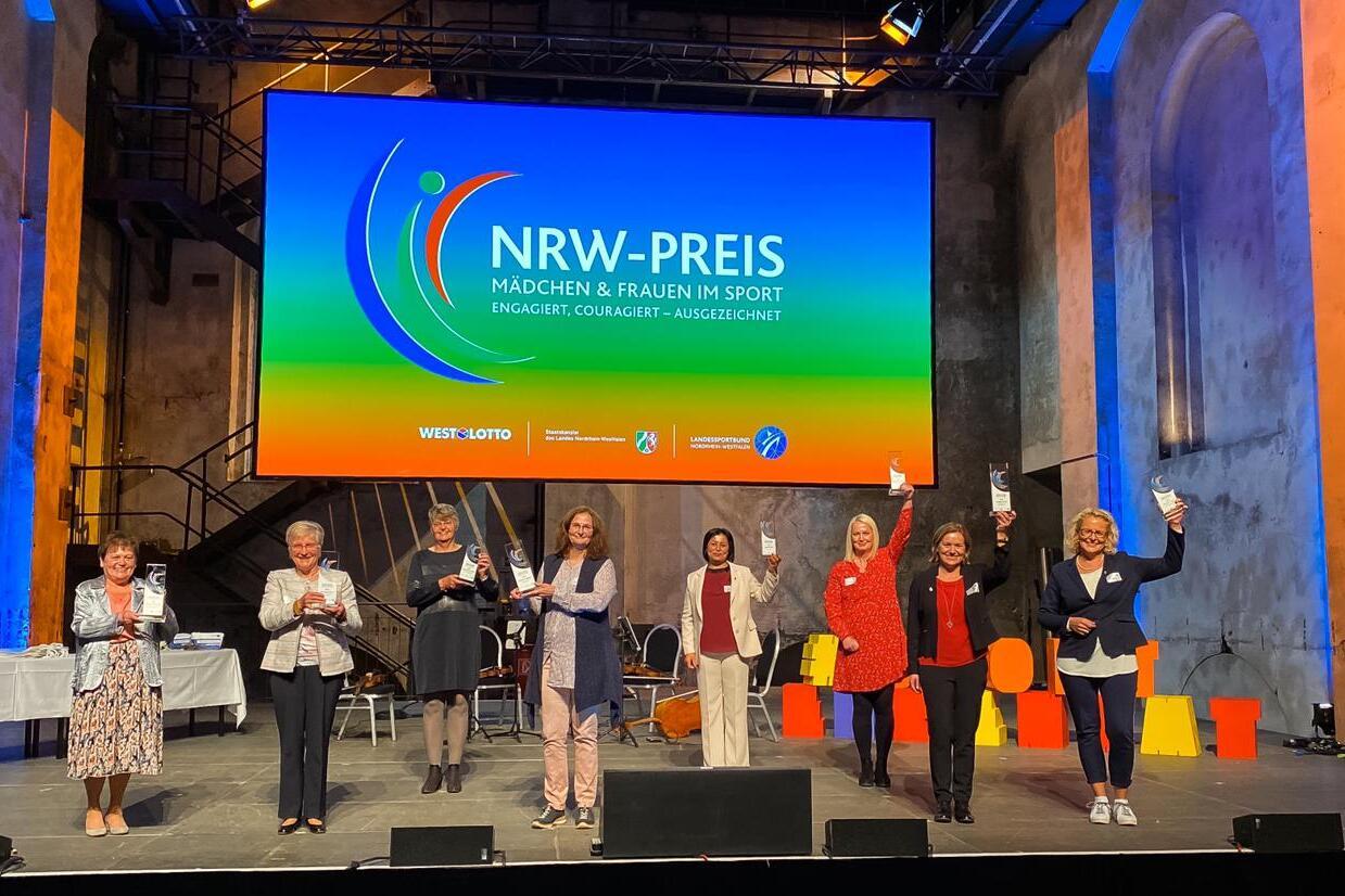 Gruppenfoto von Frauen, die den NRW-Preis für Mädchen und Frauen im Sport in einer festlichen Umgebung entgegennehmen.