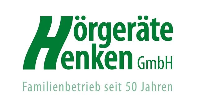 Logo von Hörgeräte Henken GmbH, Schriftzug in grüner Farbe mit dem Zusatz "Familienbetrieb seit 50 Jahren".