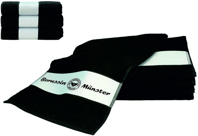 Schwarze Handtücher mit weißem Streifen und dem Schriftzug "Borussia Münster" im Vordergrund, gestapelt im Hintergrund.