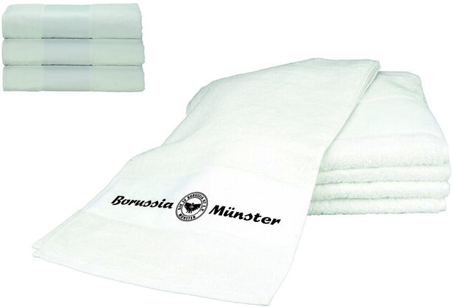 Weißes Handtuch mit dem Aufdruck „Borussia Münster“ neben drei weiteren gefalteten Handtüchern auf einem weißen Hintergrund.
